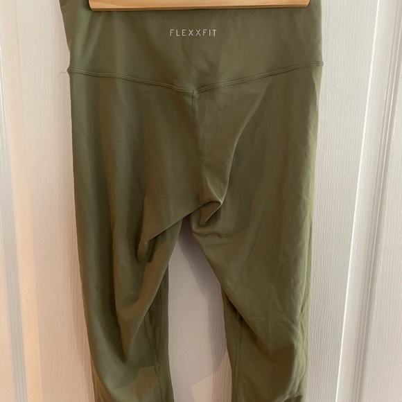 Olive green flexxfit leggings - Picture 2 of 3